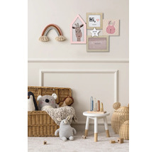 Decorarea camerei copiilor cu rame foto, jucării și coșuri de depozitare.