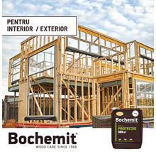 Structură brută de casă cu agent de protecție a lemnului Bochemit în prim-plan