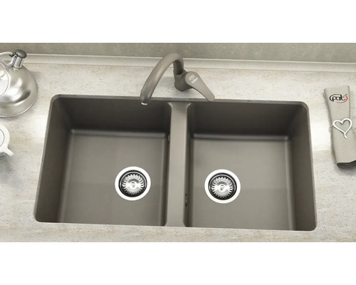 Chiuvetă dublă cu robinet într-o bucătărie modernă