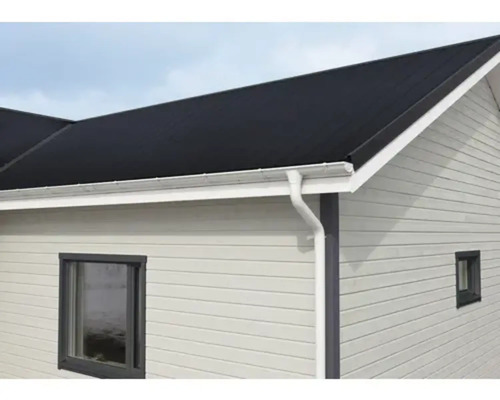 Casă cu jgheab și placare fațadă