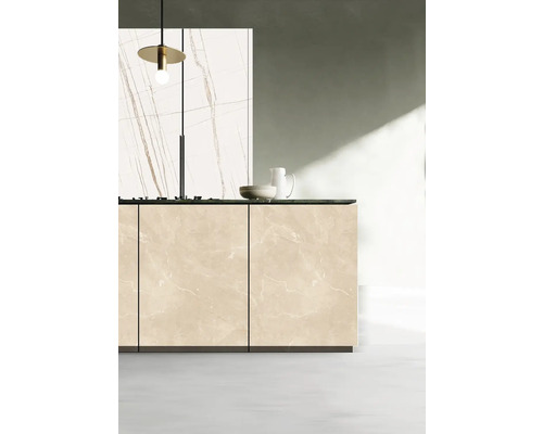 Bucătărie modernă cu placare de marmură și design minimalist