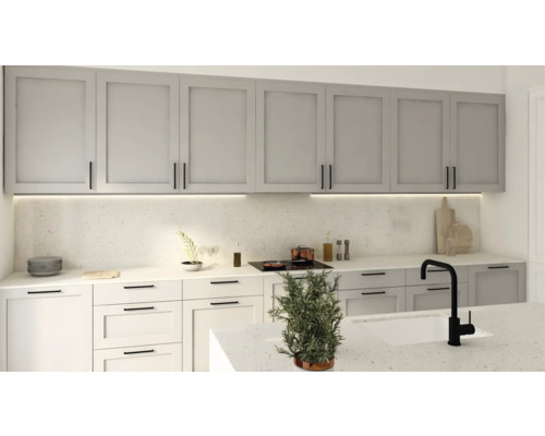 Bucătărie luminoasă cu dulapuri și blaturi albe