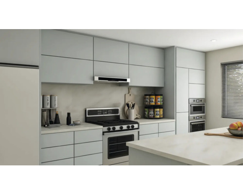 Bucătărie modernă cu dulapuri încorporate, aragaz, hotă și insulă de bucătărie.