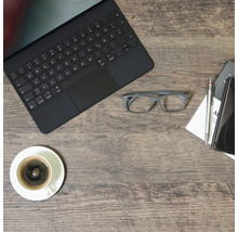 Scenă cu o tabletă, o ceașcă de cafea, ochelari, un blocnotes, un stilou și un telefon mobil pe o masă de lemn