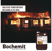 Substanță de protecție a lemnului Bochemit cu casă din lemn în flăcări în fundal