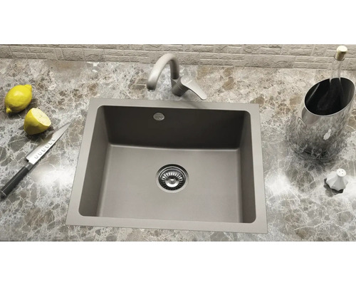 Chiuvetă cu robinet, lămâie, cuțit, suport de gheață pentru șampanie și shaker de condimente pe un blat de bucătărie