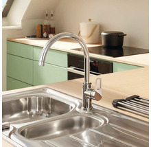 Chiuvetă de bucătărie cu robinet într-o bucătărie luminoasă.