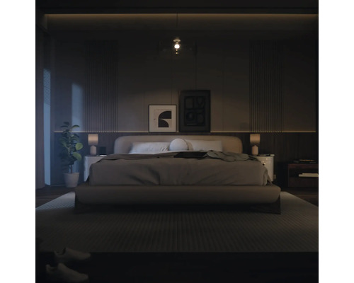 Dormitor cu pat, noptiere, lămpi și decorațiuni