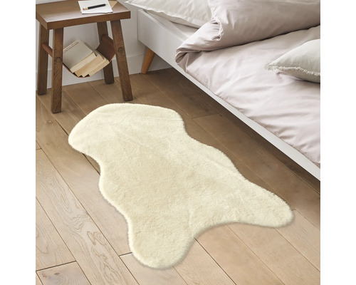 Covor decorativ în dormitor pe podea de lemn