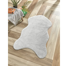 Covor decorativ cu aspect de blană pe podea de lemn