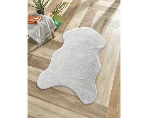 Covor decorativ cu aspect de blană pe podea de lemn