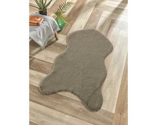 Covor decorativ de formă neregulată pe o podea de lemn