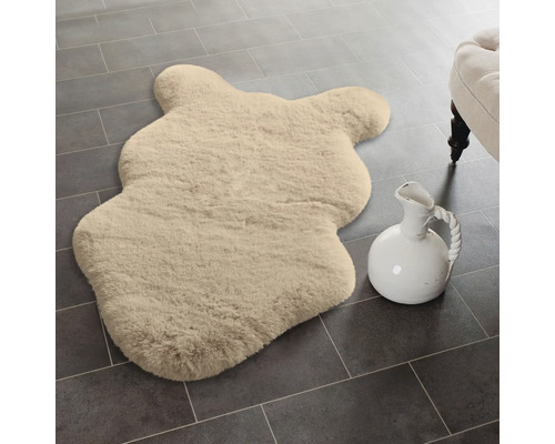 Covor din blană de ursuleț cu design de urs pe podea cu gresie