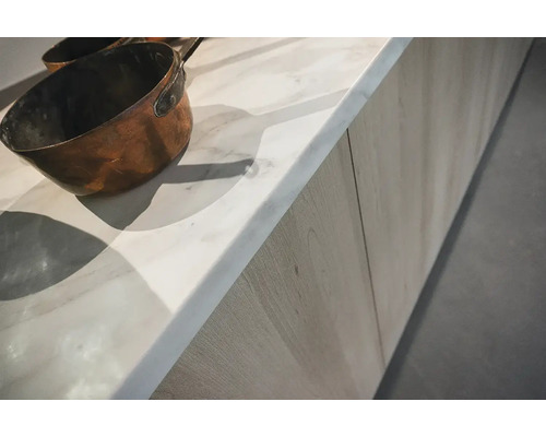 Prim-plan cu un blat de lucru cu o oală de cupru și un front din lemn