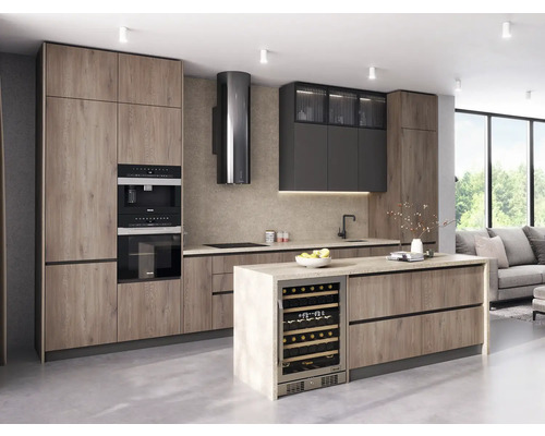 Bucătărie modernă cu dulapuri de bucătărie, hotă extractoare și răcitor de vin