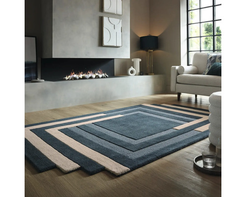 Cameră de zi cu covor albastru, șemineu și canapea