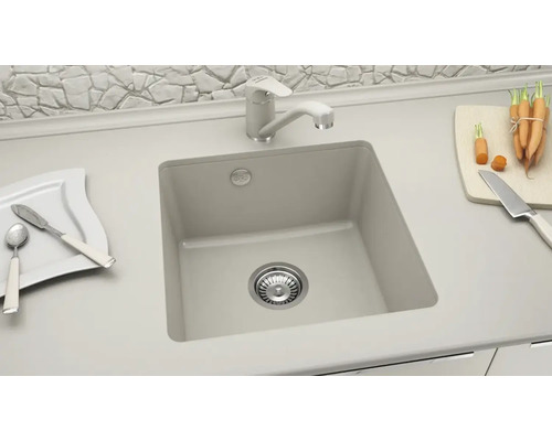 Chiuvetă de bucătărie cu baterie și alimente pe blat