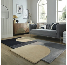 Living cu canapea gri și covor geometric pe podea de lemn