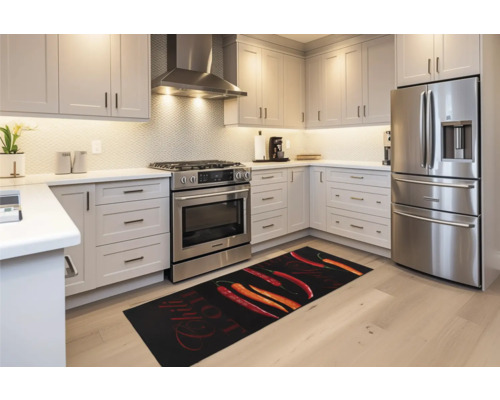Bucătărie luminoasă cu covor de bucătărie cu motiv de ardei iute, dulapuri de bucătărie și aparate din oțel inoxidabil