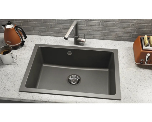 Chiuvetă de bucătărie cu baterie, ceainic și prăjitor de pâine pe un blat