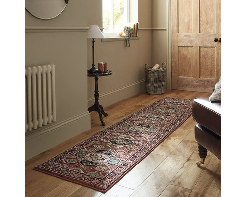 Hol cu covor, calorifer, masă și ușă de lemn