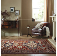 Cameră de zi cu covor, fotoliu și comodă în stil clasic