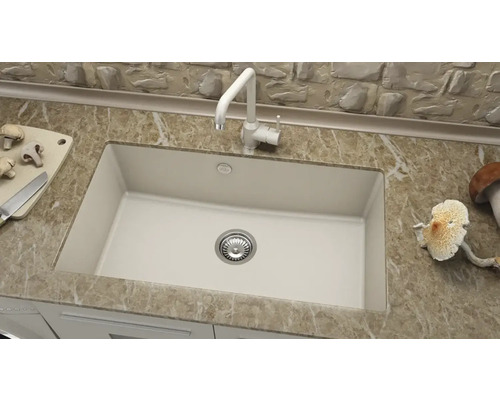 Chiuvetă de bucătărie cu baterie pe un blat