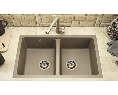 Chiuvetă dublă cu robinet pe un blat de bucătărie