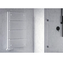 Radiator pentru prosoape în baie cu cabină de duș și armături
