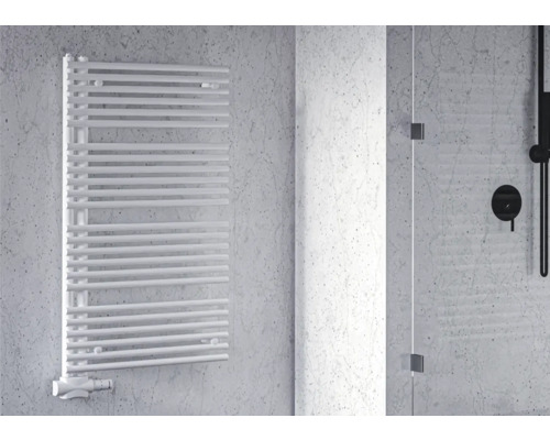 Radiator pentru prosoape în baie cu cabină de duș și armături