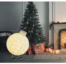 Brad decorativ de Crăciun cu ornament de glob de Crăciun iluminat, cadouri și șemineu.