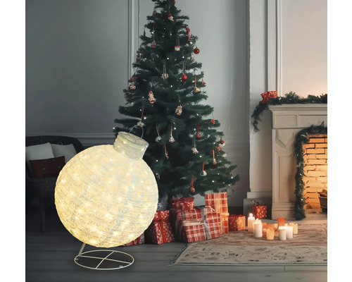 Brad decorativ de Crăciun cu ornament de glob de Crăciun iluminat, cadouri și șemineu.