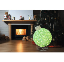 Decorațiuni decorative de Crăciun în camera de zi cu șemineu și brad de Crăciun