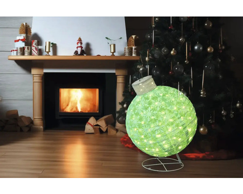 Decorațiuni decorative de Crăciun în camera de zi cu șemineu și brad de Crăciun