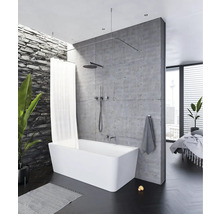 Baie modernă cu cadă independentă, perdea de duș și design gri al pereților