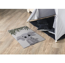 Cameră de joacă cu covor cu motiv elefant, cort de joacă și perne.