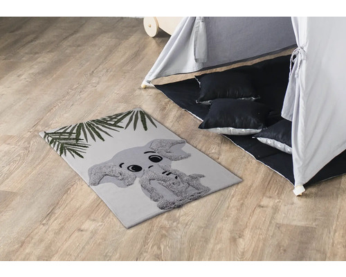 Cameră de joacă cu covor cu motiv elefant, cort de joacă și perne.