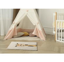 Cort de joacă cu perne și covor în camera copilului