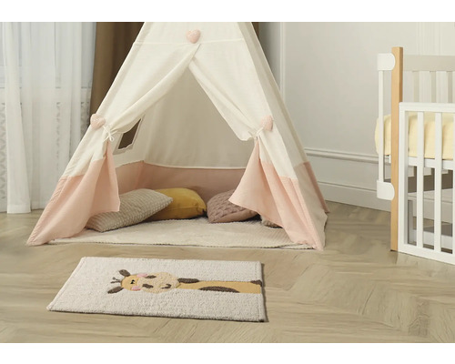 Cort de joacă cu perne și covor în camera copilului