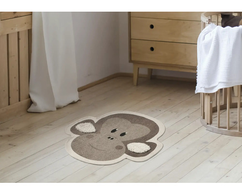 Covor cu motiv de maimuță în camera copilului