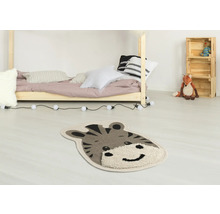 Covor decorativ cu față de tigru în camera copilului.