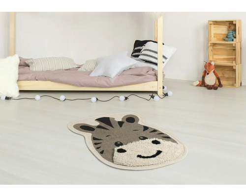 Covor decorativ cu față de tigru în camera copilului.