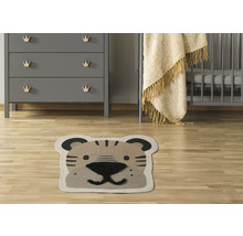 Cameră de copii cu comodă, pătuț și covor cu design de tigru