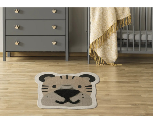 Cameră de copii cu comodă, pătuț și covor cu design de tigru