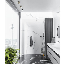 Baie modernă cu pereți de marmură, duș, chiuvetă și vedere la turnul de televiziune din Berlin