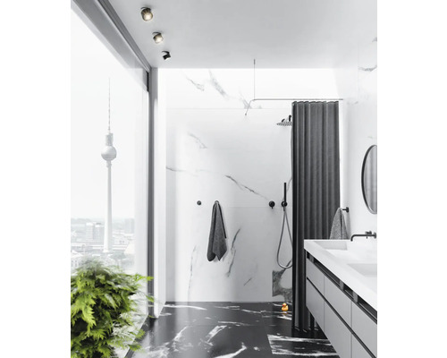 Baie modernă cu pereți de marmură, duș, chiuvetă și vedere la turnul de televiziune din Berlin