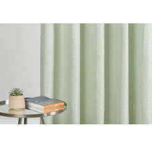 Cortină decorativă lângă o măsuță laterală cu o plantă și cărți