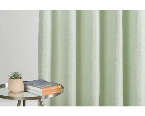 Cortină decorativă lângă o măsuță laterală cu o plantă și cărți