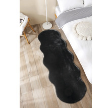 Covor negru în dormitor pe podea de lemn