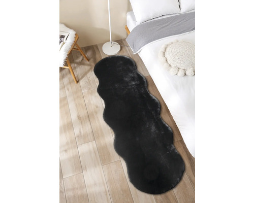 Covor negru în dormitor pe podea de lemn